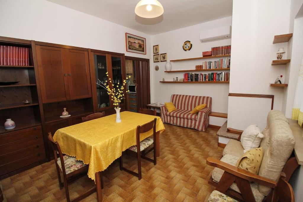 Apartamento La Casa Di Carlo SantʼAntìoco Exterior foto
